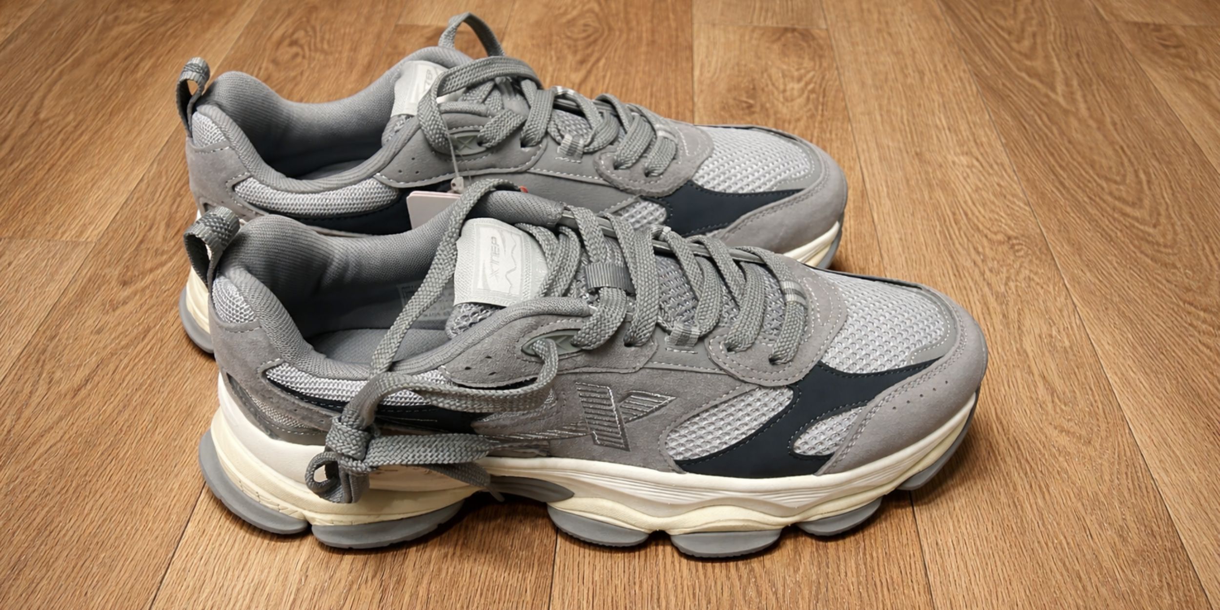 массивные повседневные кроссовки от Xtep