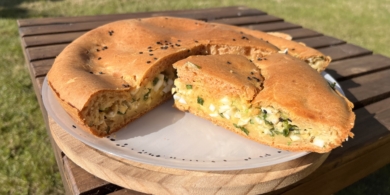 Заливной пирог на кефире с луком и яйцами