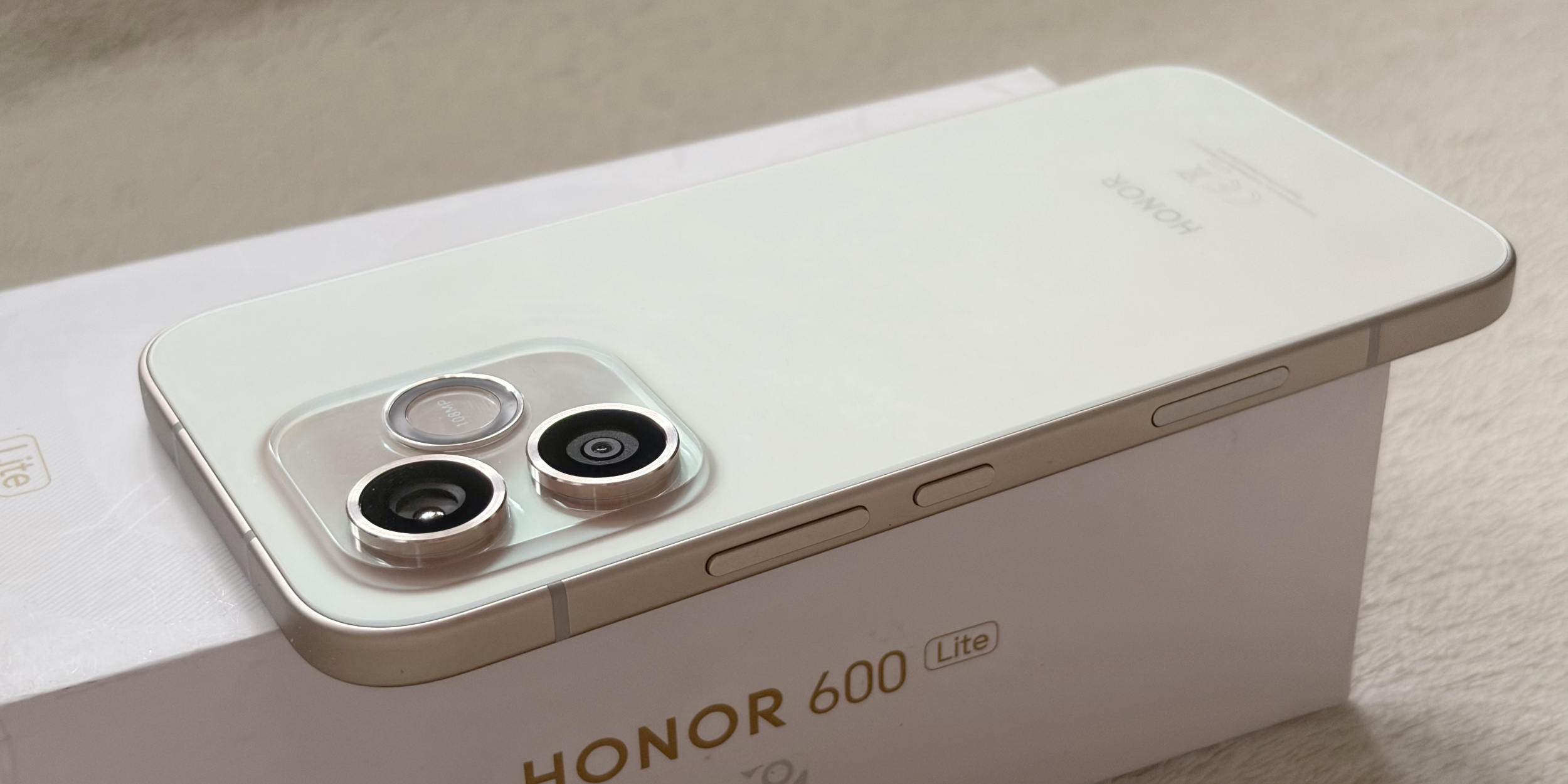 Кнопки на правой стороне корпуса Обзор Honor 600 Lite: кнопки на правой стороне корпуса