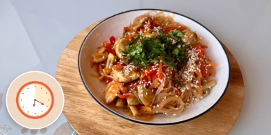 Ужин за 20 минут: вок с курицей, овощами и грибами без специальной сковороды