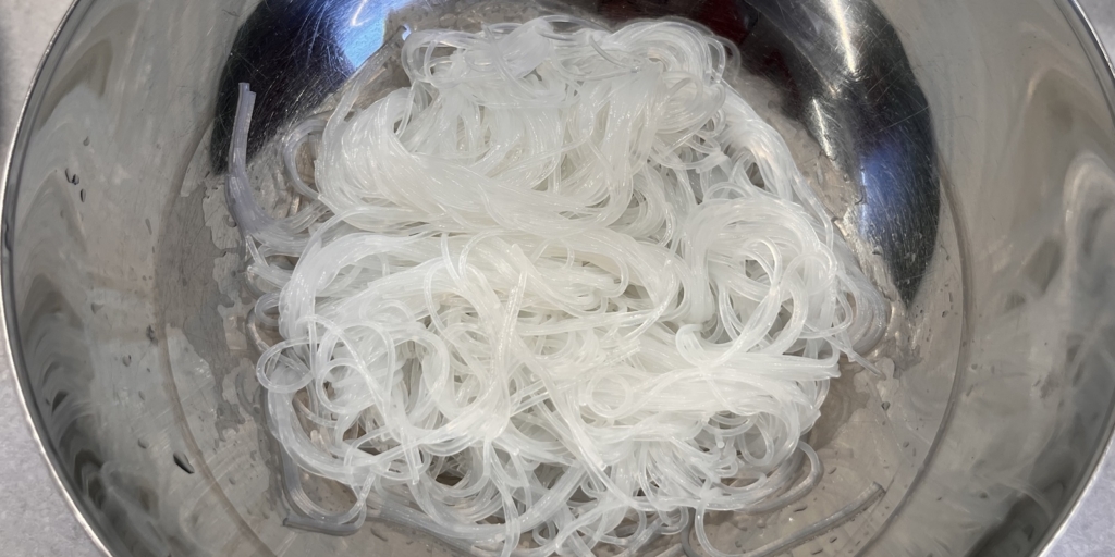 Лапша вок с курицей, овощами и грибами: Откиньте фунчозу на дуршлаг