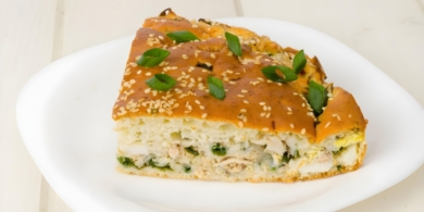 Быстрый заливной пирог с тунцом и зелёным луком на греческом йогурте