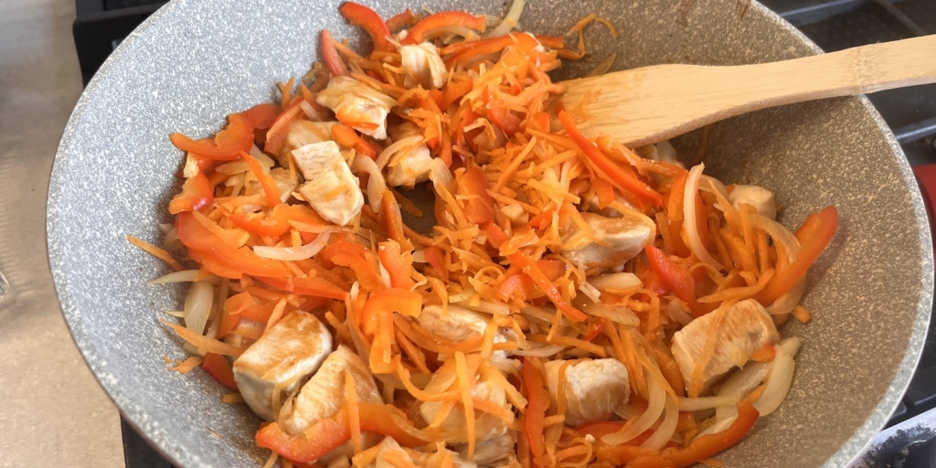 Лапша вок с курицей, овощами и грибами: Добавьте перец, морковь, лук и чеснок