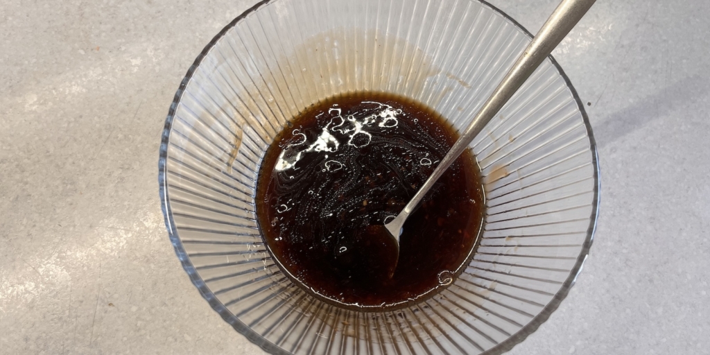 Лапша вок с курицей, овощами и грибами: Сделайте заправку