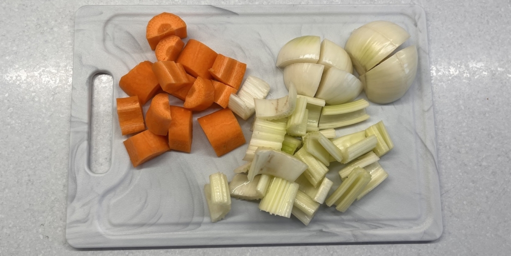 Быстрая подлива из куриного фарша, рецепт: Нарежьте овощи