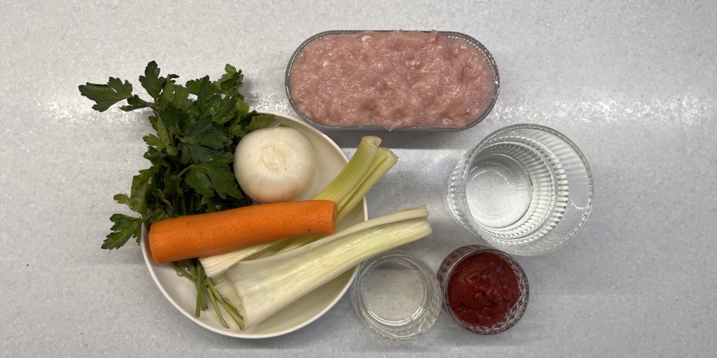 Быстрая подлива из куриного фарша, рецепт: Подготовьте все ингредиенты
