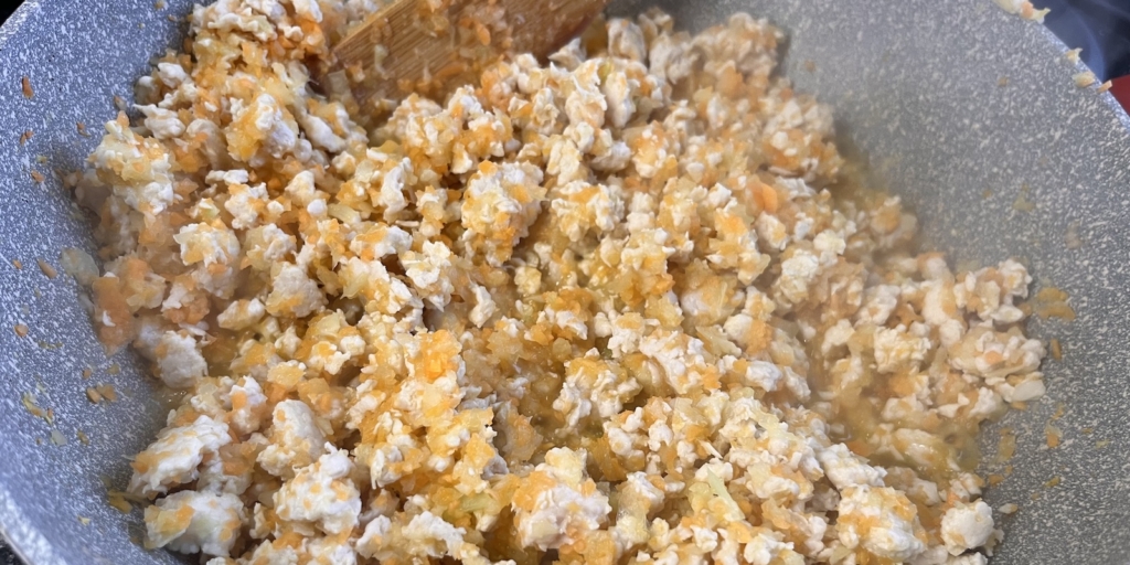 Быстрая подлива из куриного фарша, рецепт: Добавьте к фаршу овощи