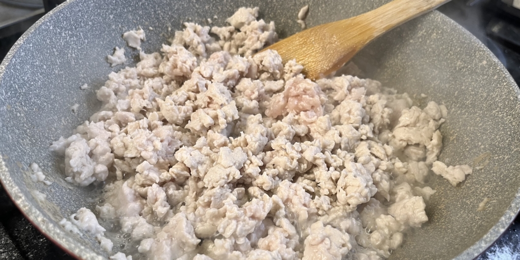 Быстрая подлива из куриного фарша, рецепт: Обжарьте куриный фарш до полуготовности