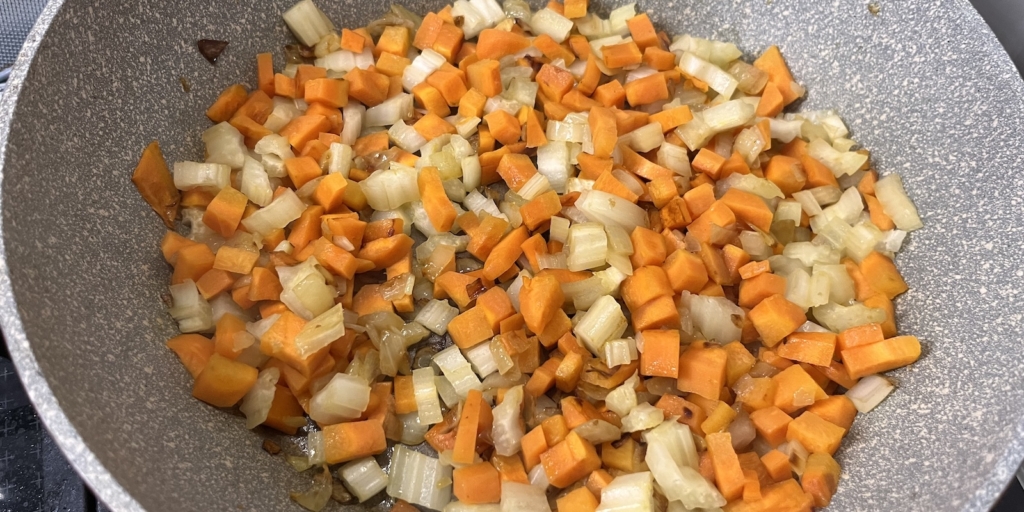 Как приготовить куриный суп: сделайте зажарку