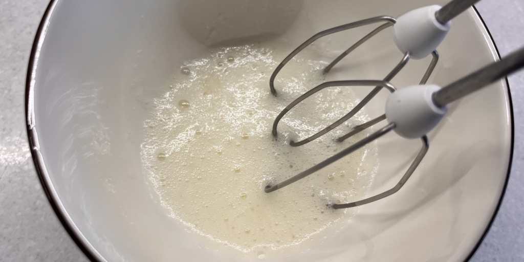 Влажный кулич с цукатами, пошаговый рецепт с фото: Взбейте яичный белок