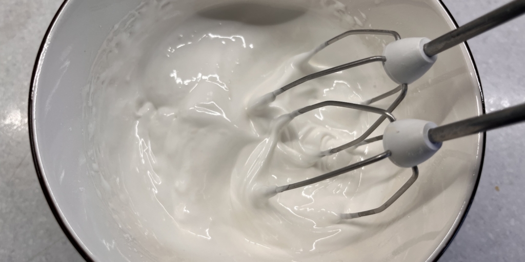 Влажный кулич с цукатами, пошаговый рецепт с фото: Добавьте лимонный сок