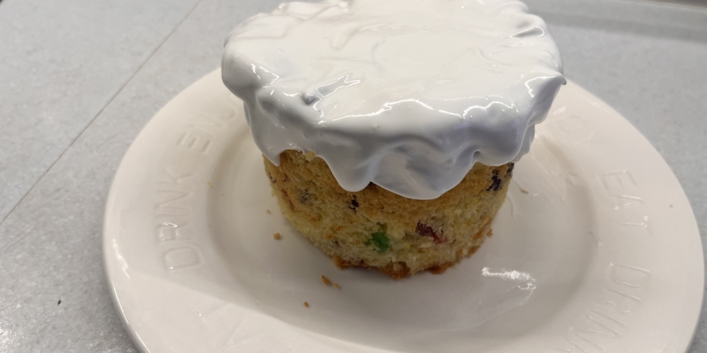 Влажный кулич с цукатами, пошаговый рецепт с фото: Покройте кулич глазурью