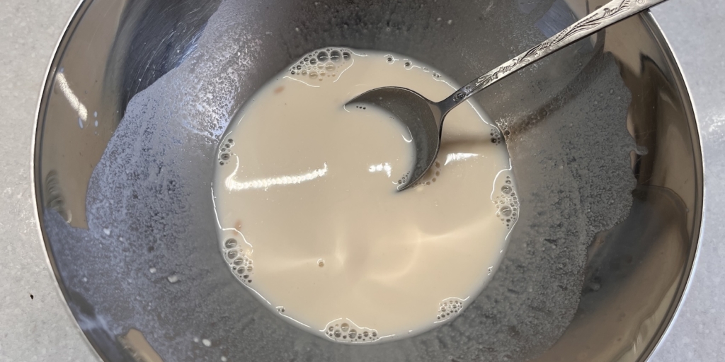 Влажный кулич с цукатами, пошаговый рецепт с фото: Растворите в молоке дрожжи, часть сахара и муки