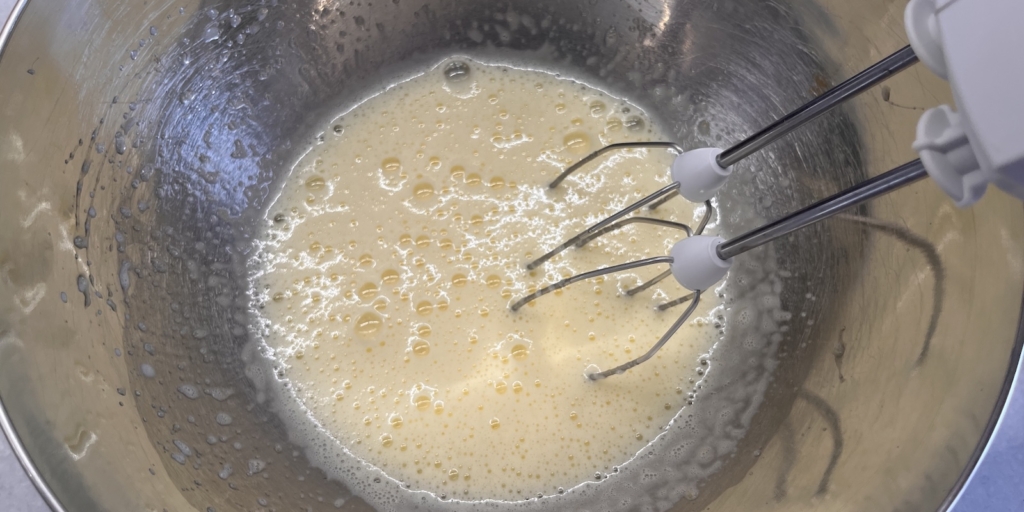 Влажный кулич с цукатами, пошаговый рецепт с фото: Взбейте яйца и сахар