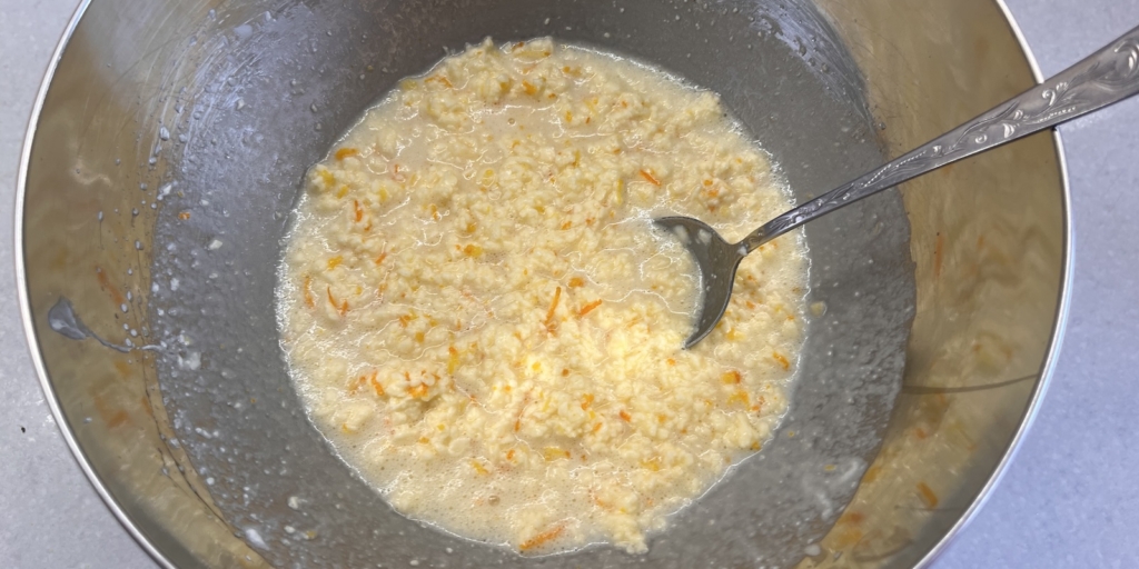 Влажный кулич с цукатами, пошаговый рецепт с фото: Добавьте соль, опару и цедру