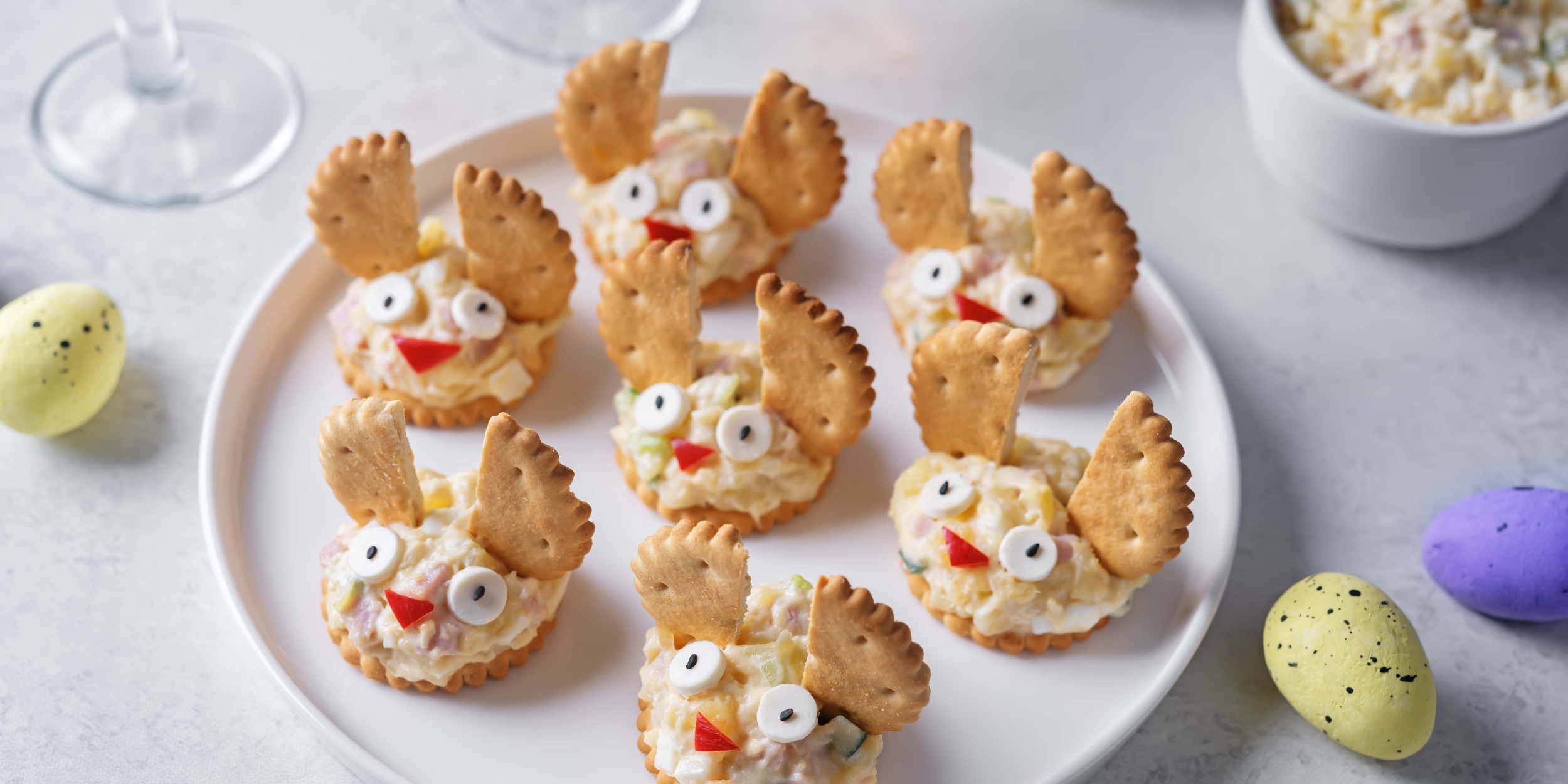 Пикантный салат из ветчины на крекерах в виде кролика за 20 минут: рецепт