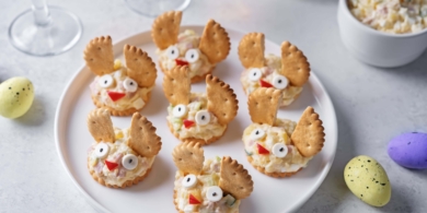 Пикантный салат из ветчины на крекерах в виде кролика за 20 минут