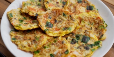 Быстрые яичные оладушки с колбасой и сыром на завтрак