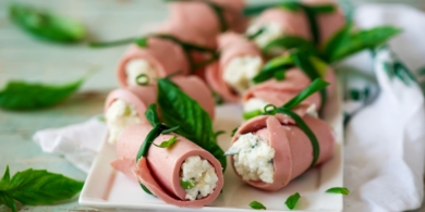Закуска за 5 минут: рулетики из ветчины с рикоттой и зелёным луком