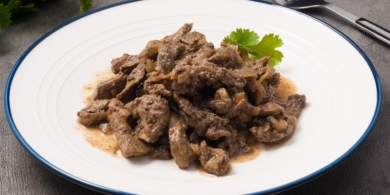 Говяжья печень по-строгановски со сметаной: классический рецепт