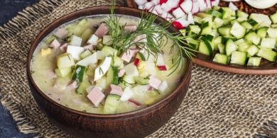 Весенняя окрошка со щавелём и колбасой