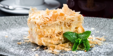 Безумно простой торт «Наполеон» из слоёного теста: ленивый рецепт