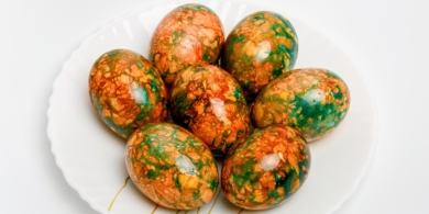 Как покрасить мраморные яйца на Пасху в луковой шелухе с зелёнкой