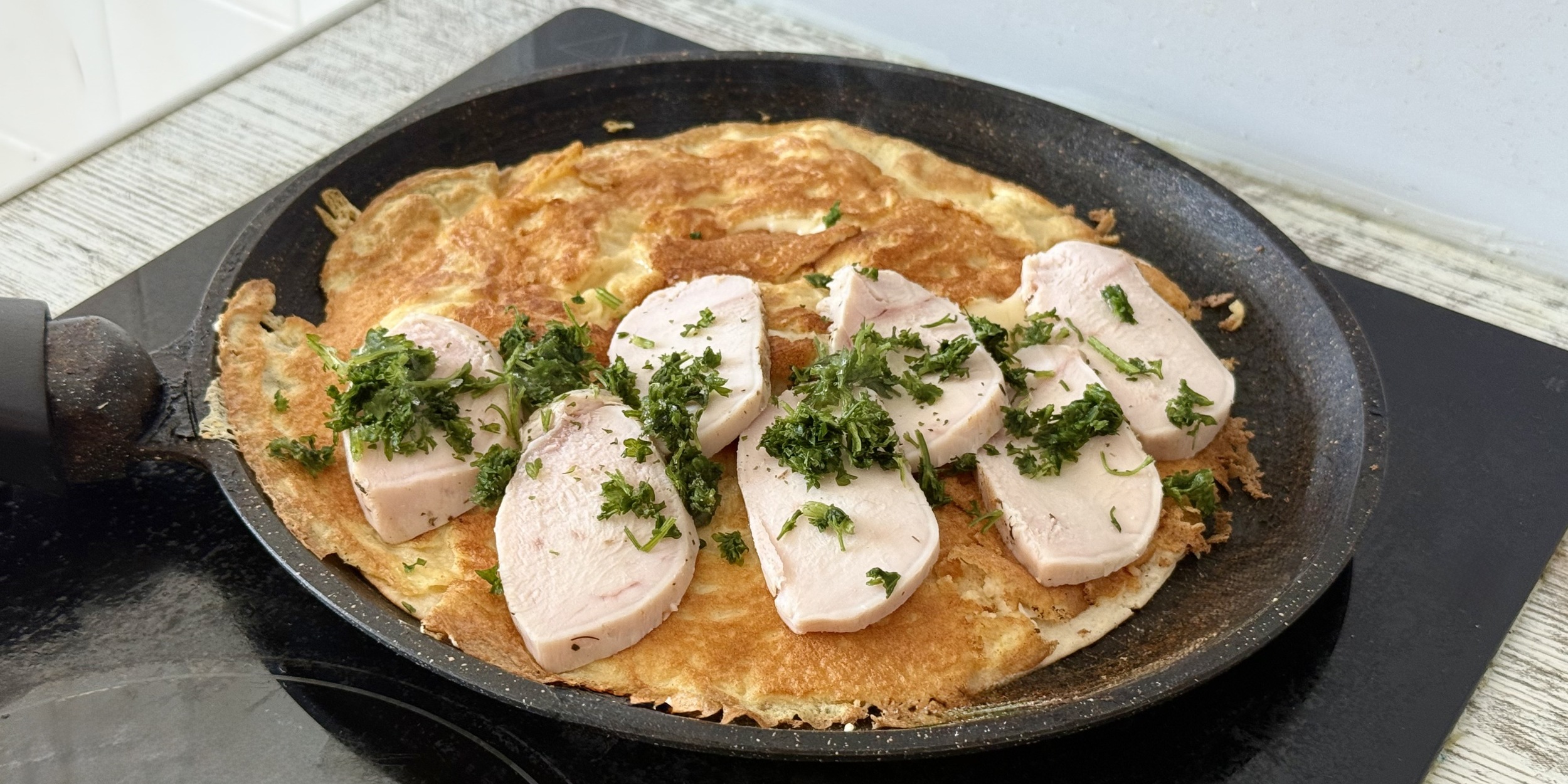 Тортилья с курицей, яйцом и сыром: Выложите курицу и зелень