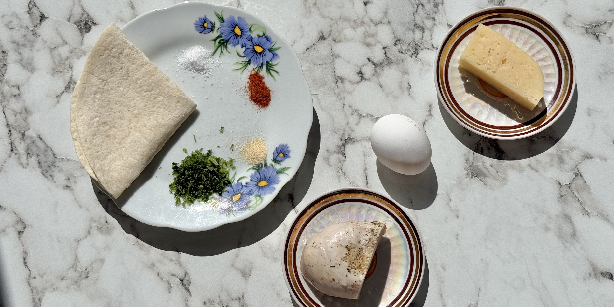 Тортилья с курицей, яйцом и сыром: Подготовьте все ингредиенты