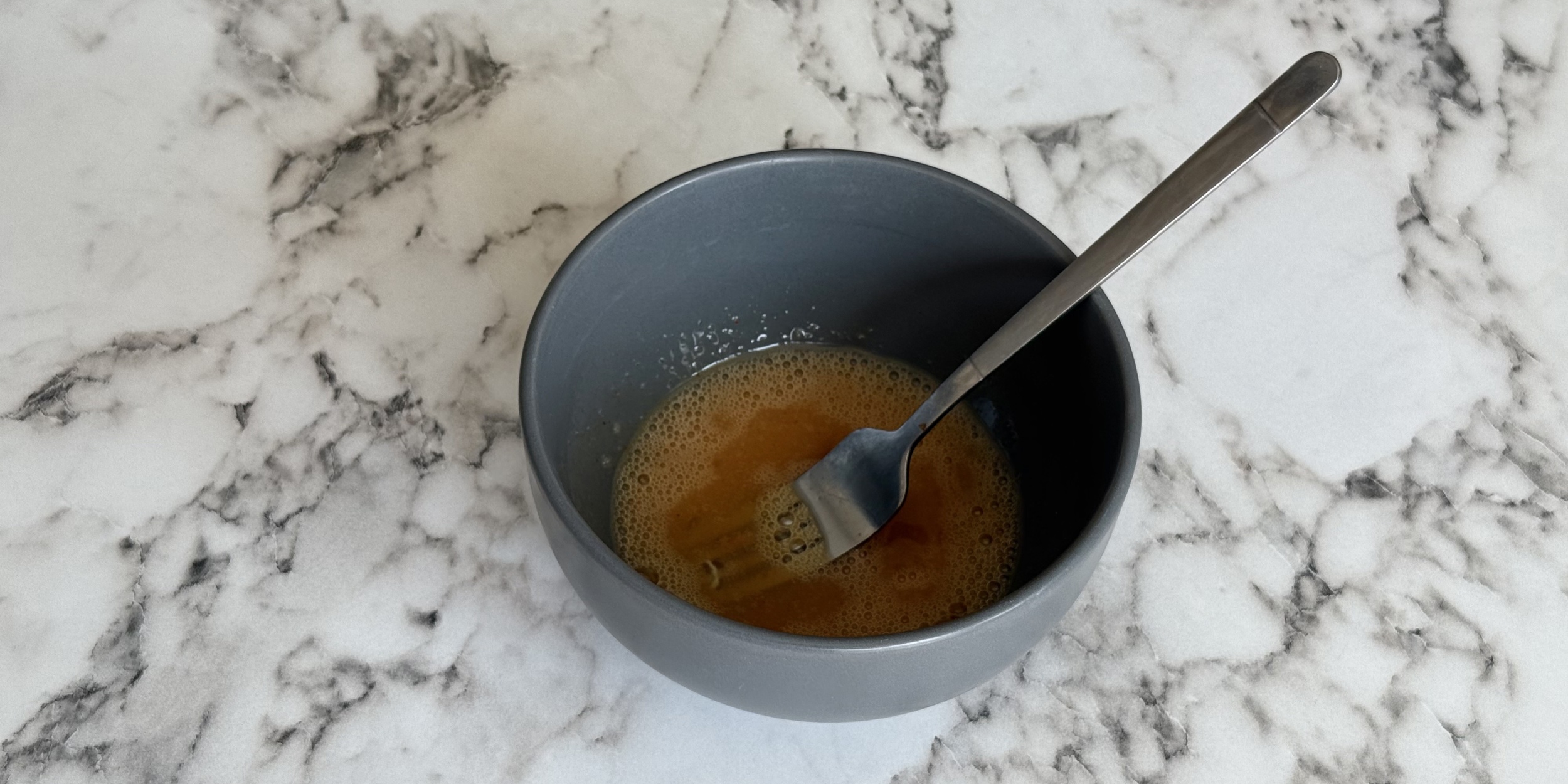 Тортилья с курицей, яйцом и сыром: Взбейте яйцо со специями