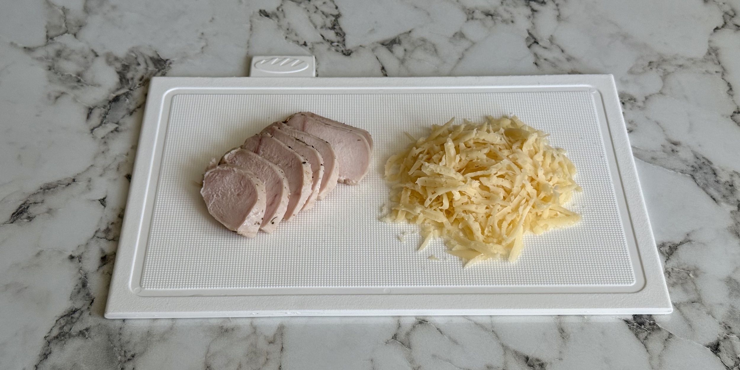 Тортилья с курицей, яйцом и сыром: Нарежьте курицу, натрите сыр