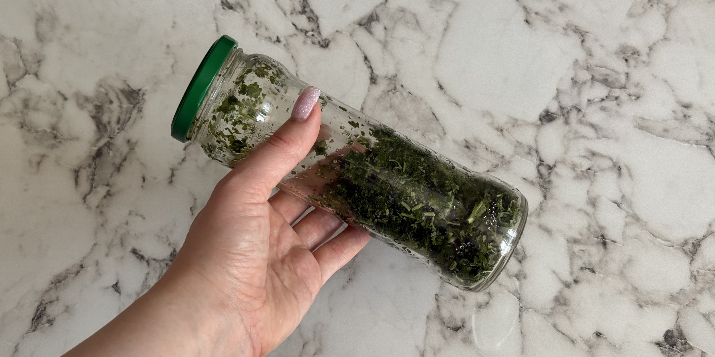 Тортилья с курицей, яйцом и сыром: Подготовьте зелень