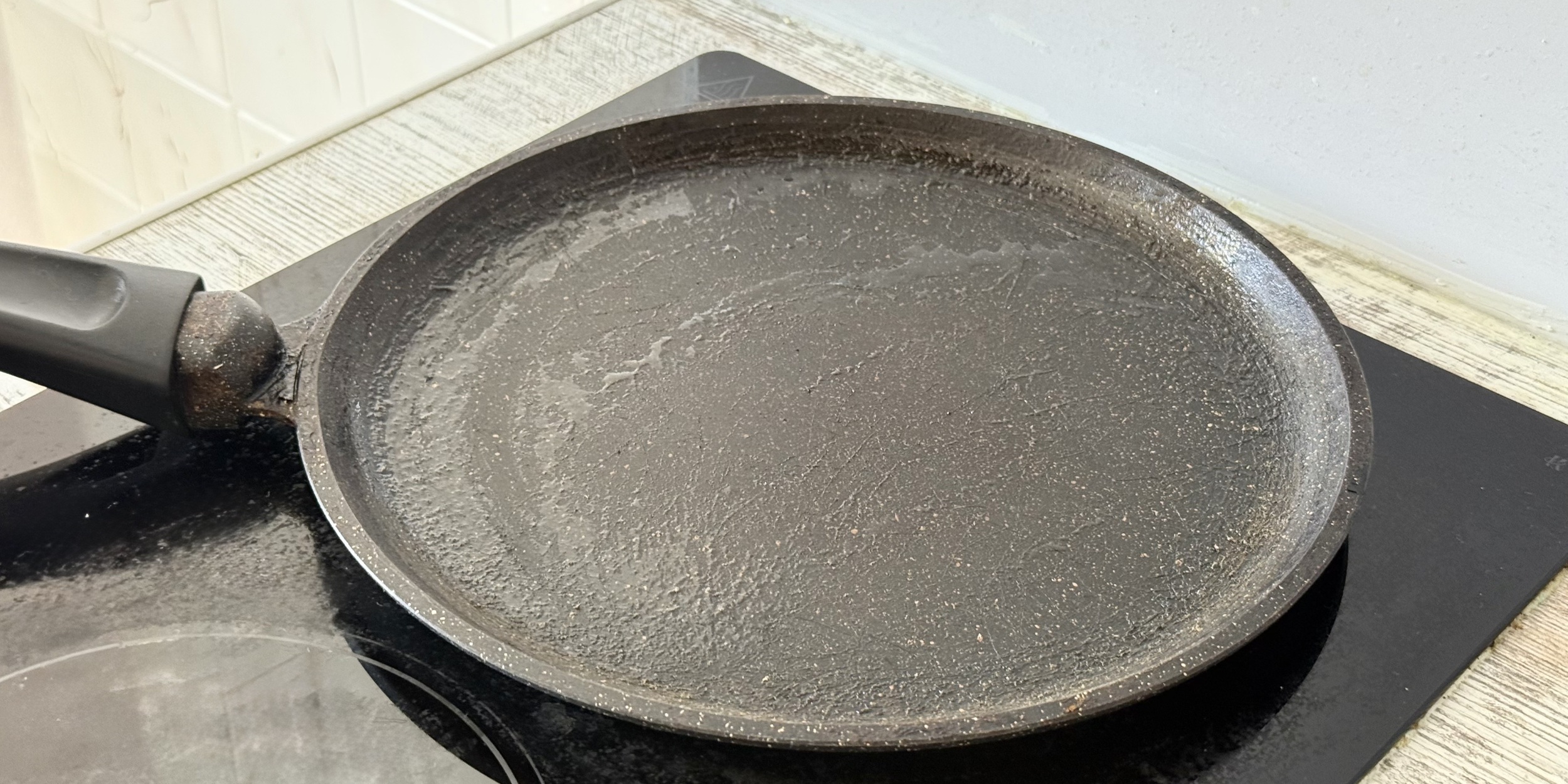 Тортилья с курицей, яйцом и сыром: Разогрейте сковороду