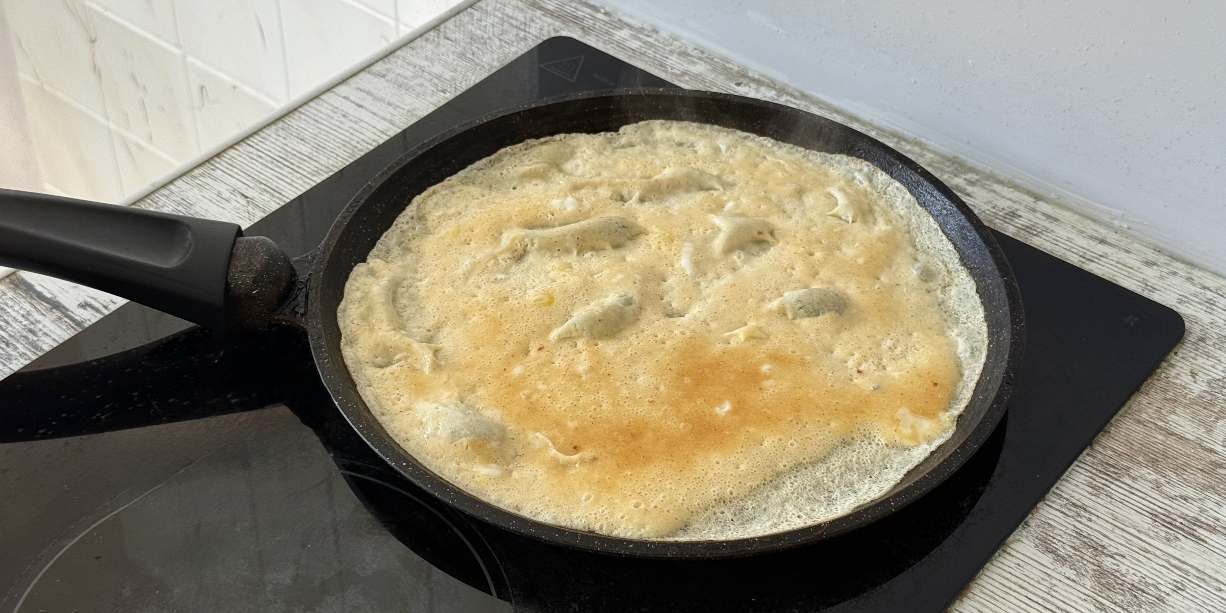 Тортилья с курицей, яйцом и сыром: Пожарьте яйцо