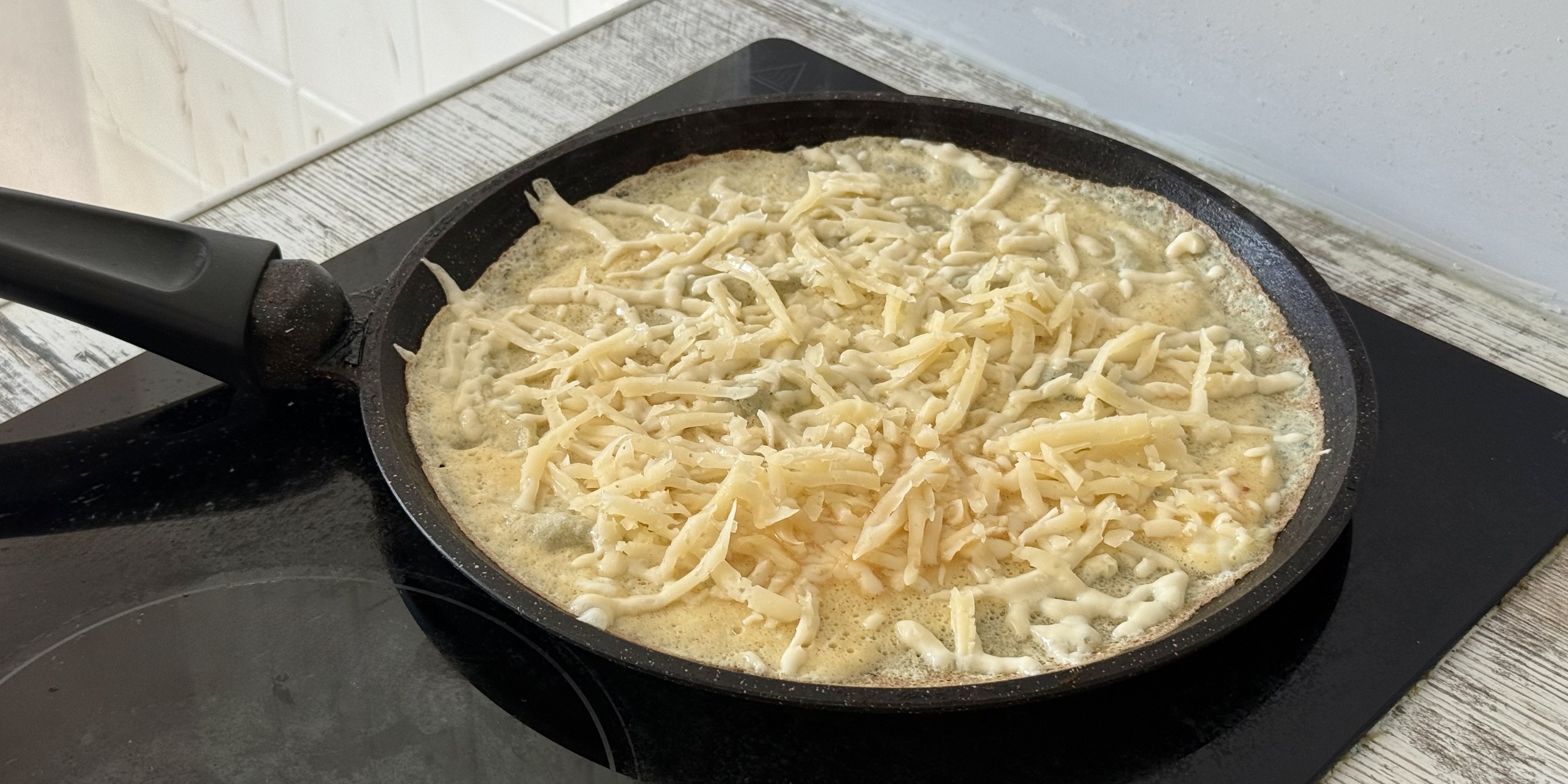 Тортилья с курицей, яйцом и сыром: Посыпьте сыром