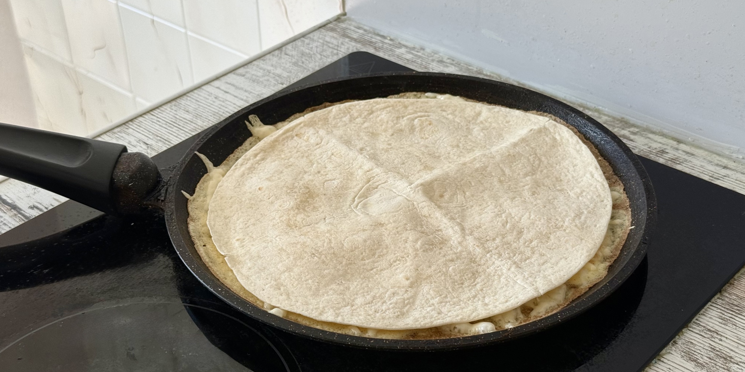 Тортилья с курицей, яйцом и сыром: Добавьте тортилью