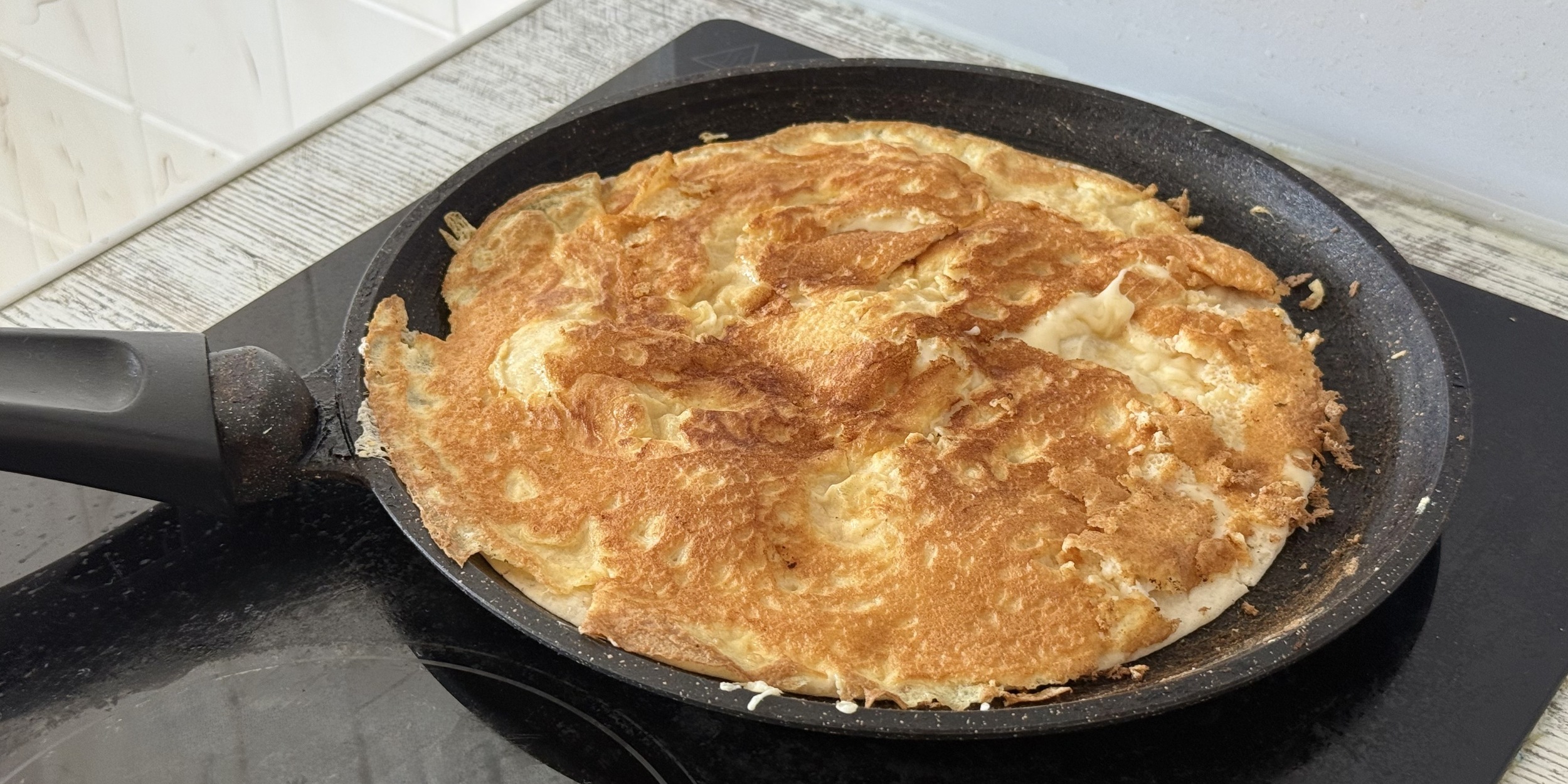 Тортилья с курицей, яйцом и сыром: Переверните лепёшку