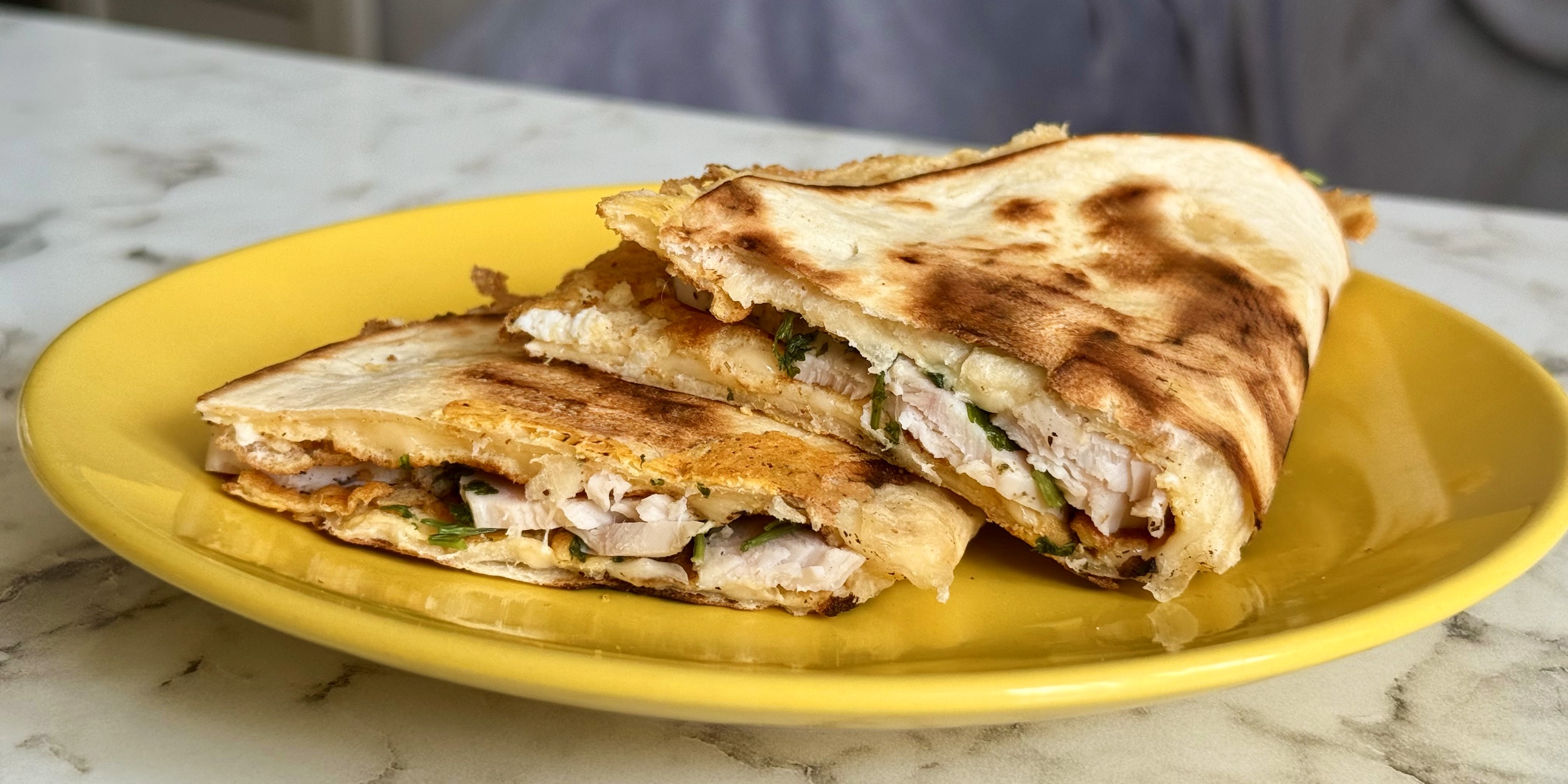 Тортилья с курицей, яйцом и сыром: Разрежьте тортилью пополам