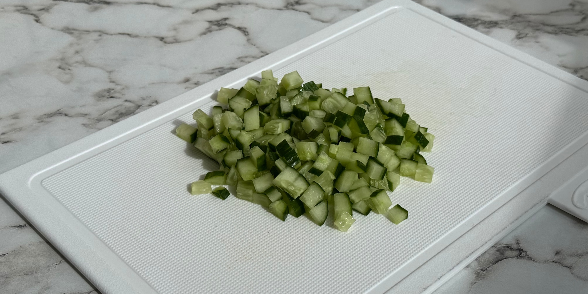 Намазка из тунца, рецепт: Нарежьте огурец