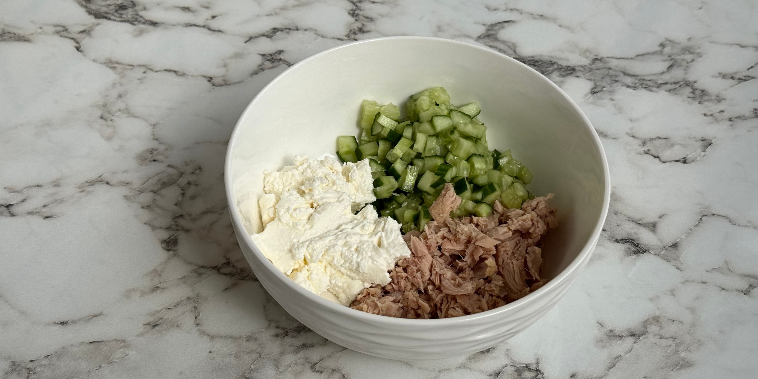 Намазка из тунца, рецепт: Добавьте к тунцу огурец и сыр