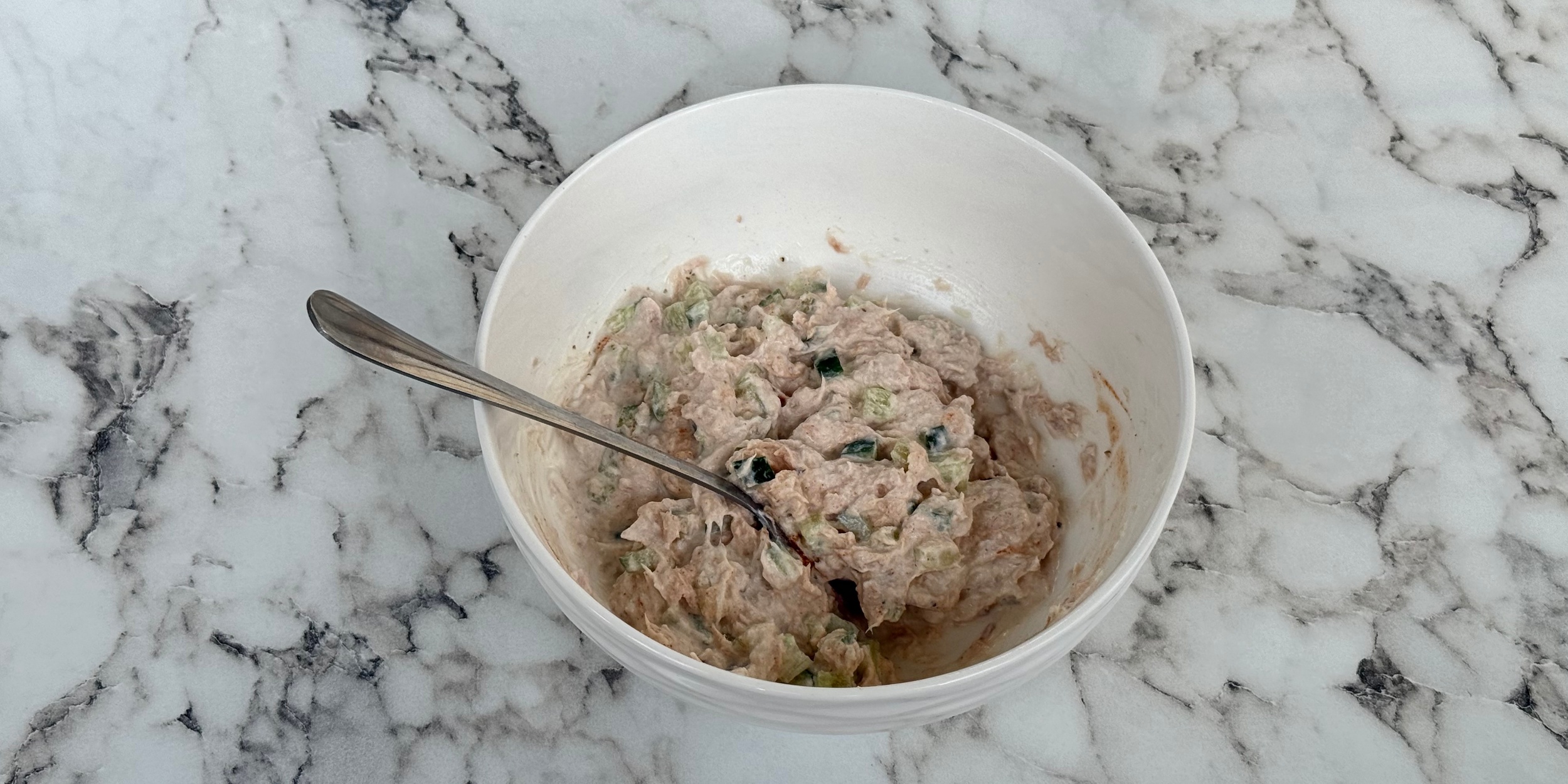 Намазка из тунца, рецепт: Перемешайте, добавьте специи