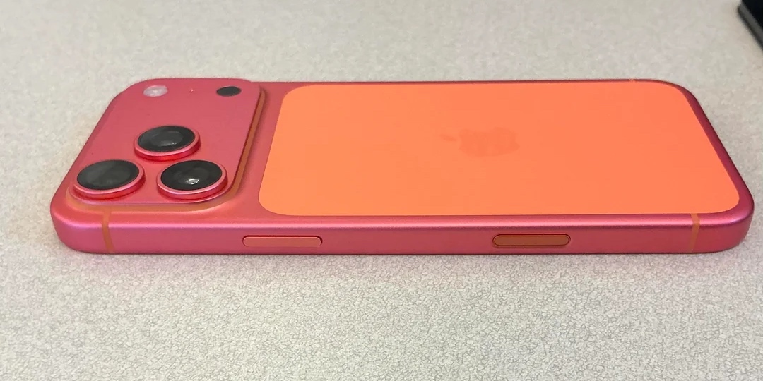 Что лучше — iPhone 17 и iPhone 17 Pro: проблемы с расцветкой Cosmic Orange в Pro-версии