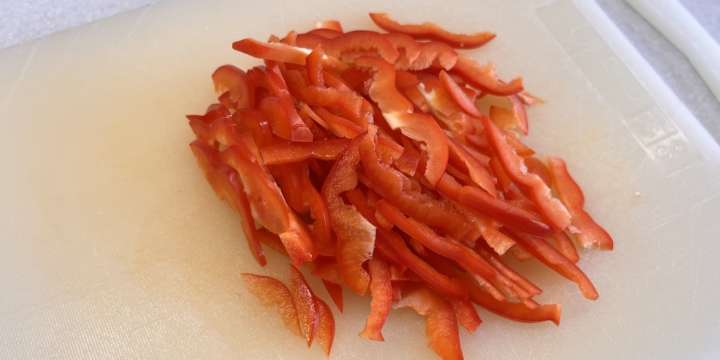 Лапша вок с курицей, овощами и грибами: Нарежьте перец