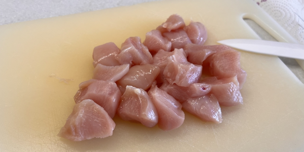 Лапша вок с курицей, овощами и грибами: Нарежьте курицу