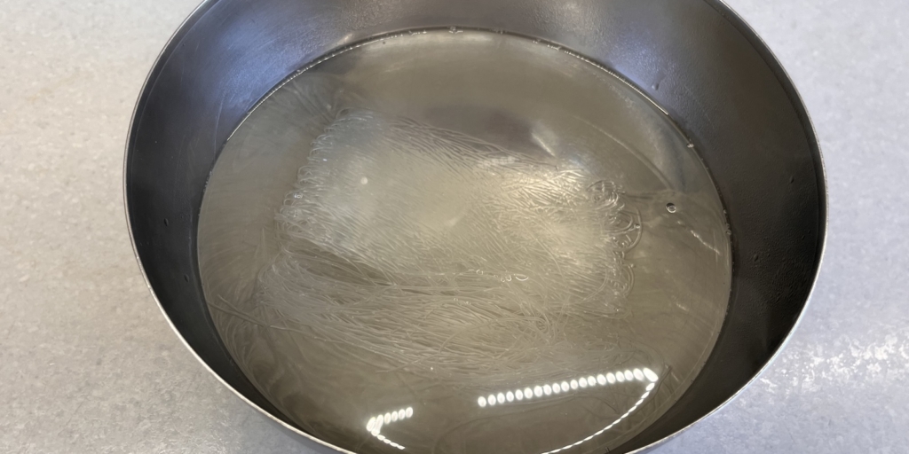 Лапша вок с курицей, овощами и грибами: Залейте фунчозу кипятком