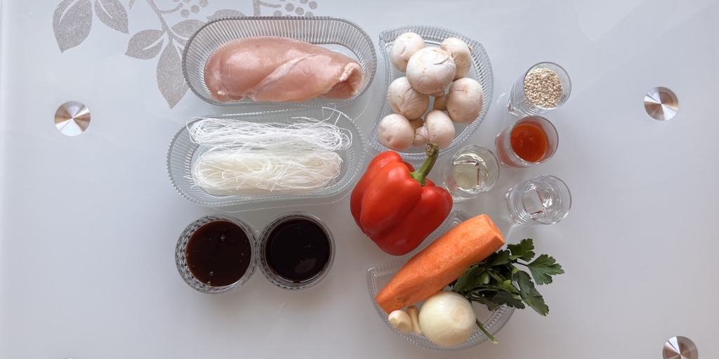 Лапша вок с курицей, овощами и грибами: Подготовьте все ингредиенты