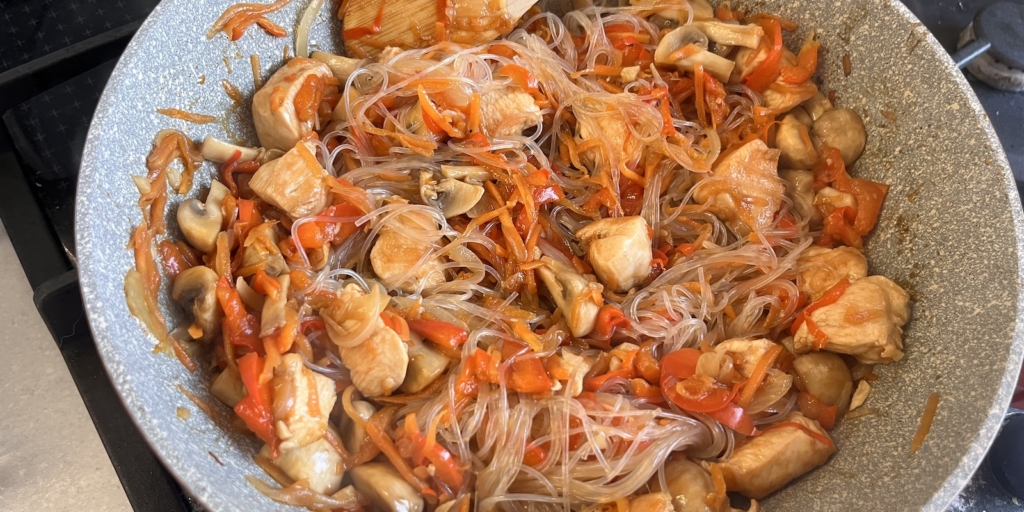 Лапша вок с курицей, овощами и грибами: Добавьте фунчозу