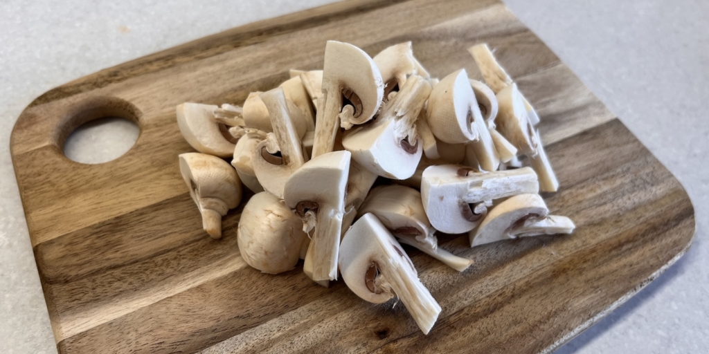 Лапша вок с курицей, овощами и грибами: Нарежьте грибы