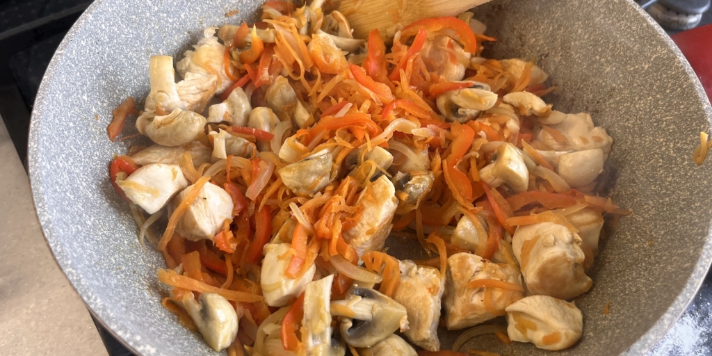 Лапша вок с курицей, овощами и грибами: Добавьте грибы