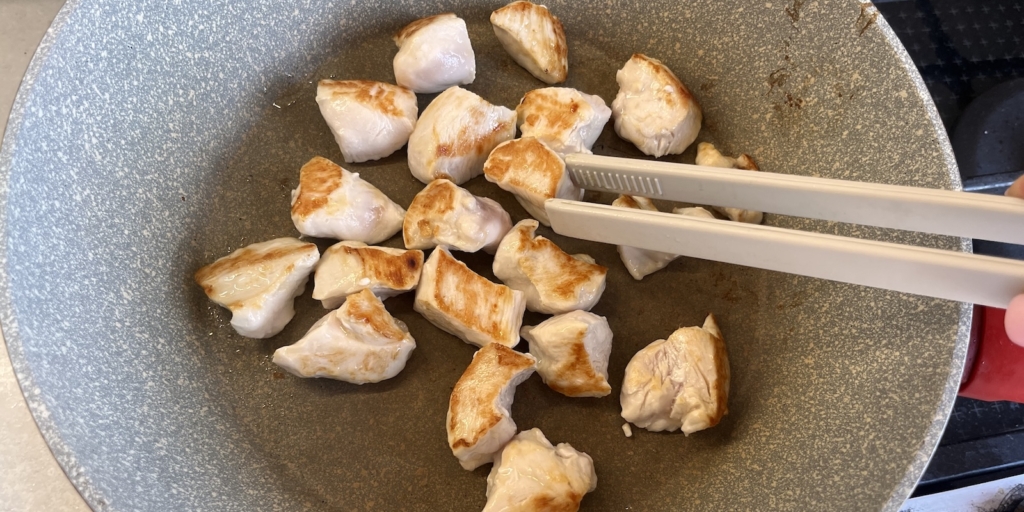 Лапша вок с курицей, овощами и грибами: Переверните курицу